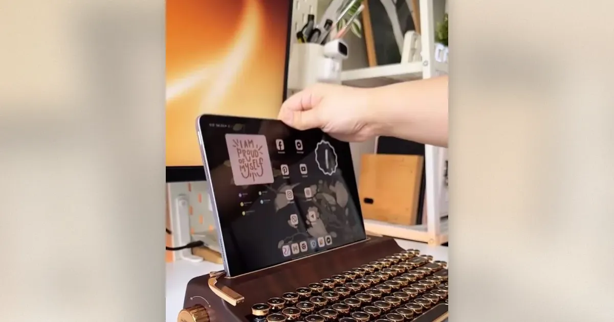 Retro-Tastatur mit Holzoptik und Tablet-Ständer auf dem Schreibtisch