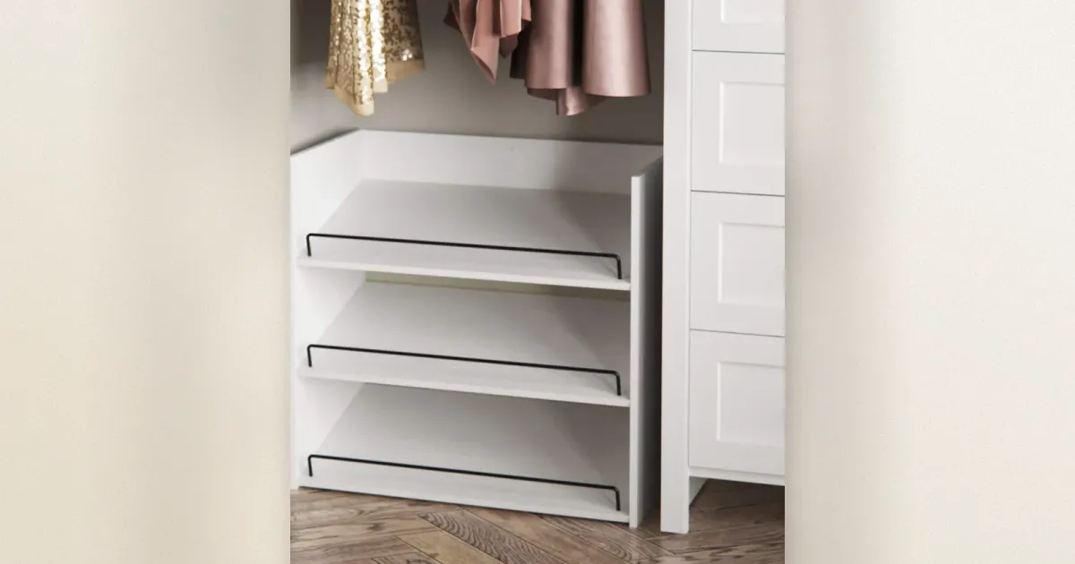 Kleiderschrank Organizer Einlage: weißes 3-Stufen Regal mit schwarzen Metallschutzschienen im Kleiderschrank