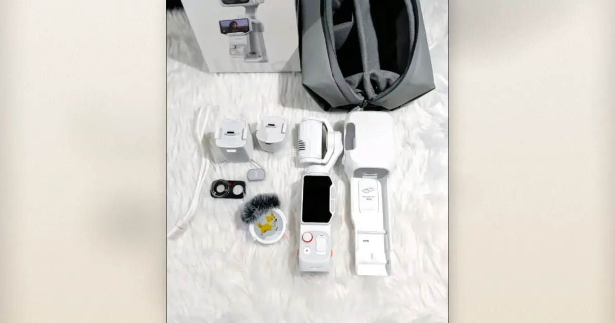 Insta360 Luna Ultra Unboxing mit Kamera, Objektiven, Tasche und Zubehör auf weißem Fell