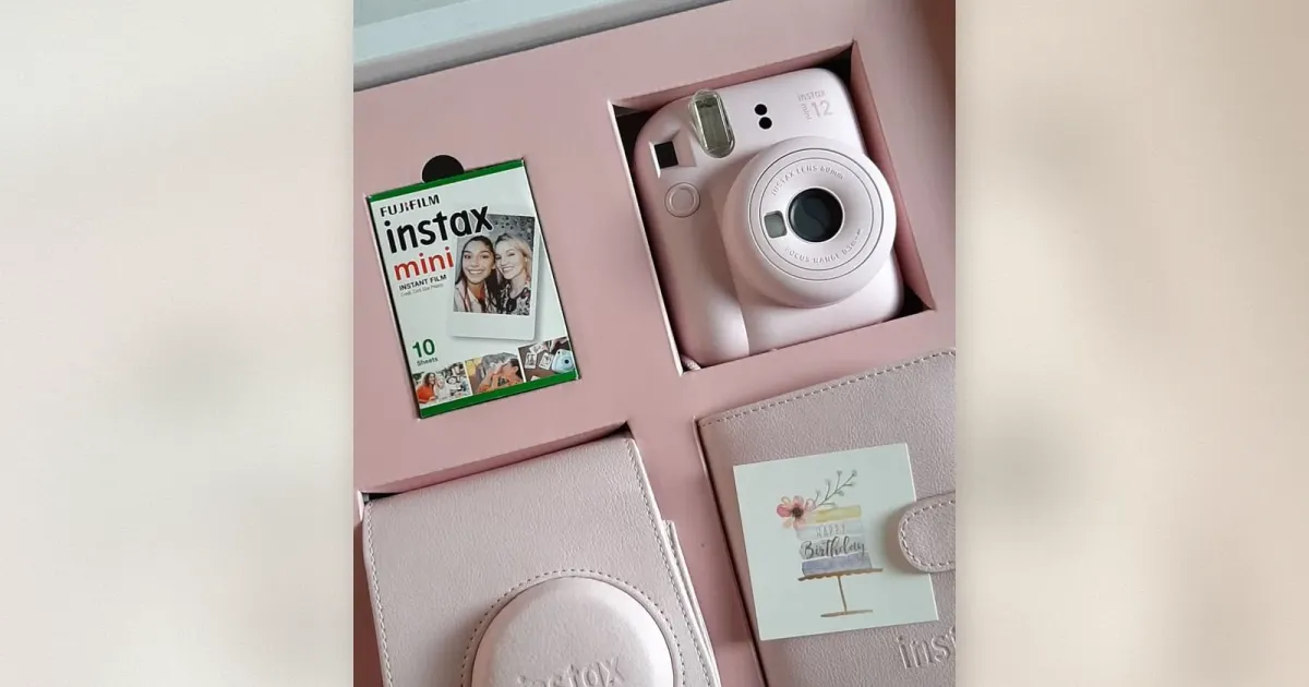Fujifilm Instax Mini 12 Blossom Pink Geschenkset mit Kamera, Film, Tasche und Fotoalbum in der Schachtel