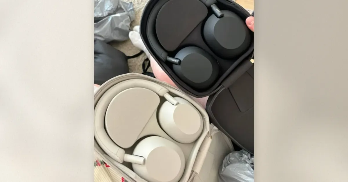 Sony WH-1000XM6 in Schwarz und WH-1000XM5 in Silber in ihren Transportcases liegend