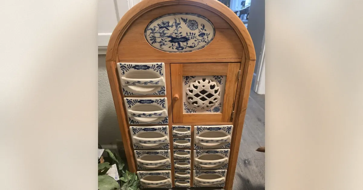 Delft-Porzellanschrank: Holzschrank mit blau-weißen Keramikschubladenfronten und Blumenmustern