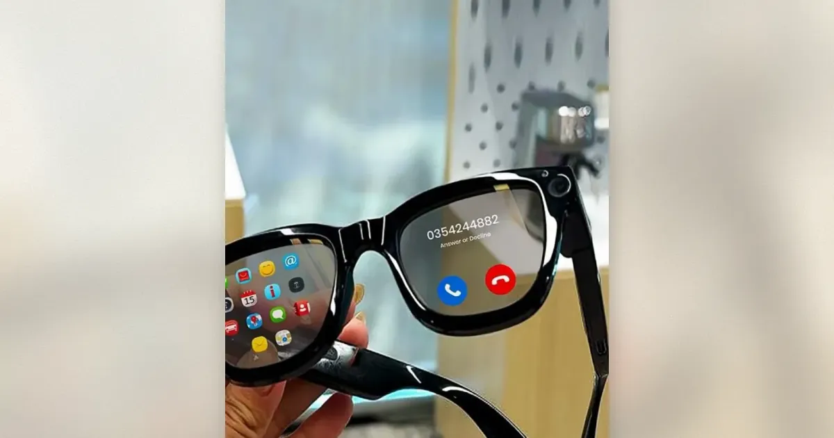 Schwarze Smart Glasses mit projiziertem App-Raster und eingehendem Anruf-Interface auf den Gläsern