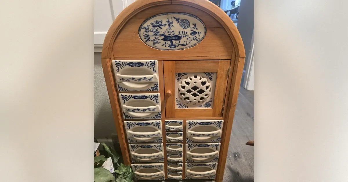 Delft-Keramik-Schrank, Holzschrank mit blau-weißen Keramik-Schubladenfronten