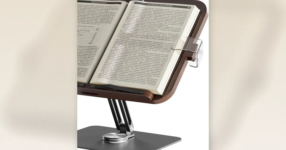 Verstellbare Buchstütze mit Holzplatte, Alu-Arm und transparenten Seitenklammern mit offenem Kochbuch