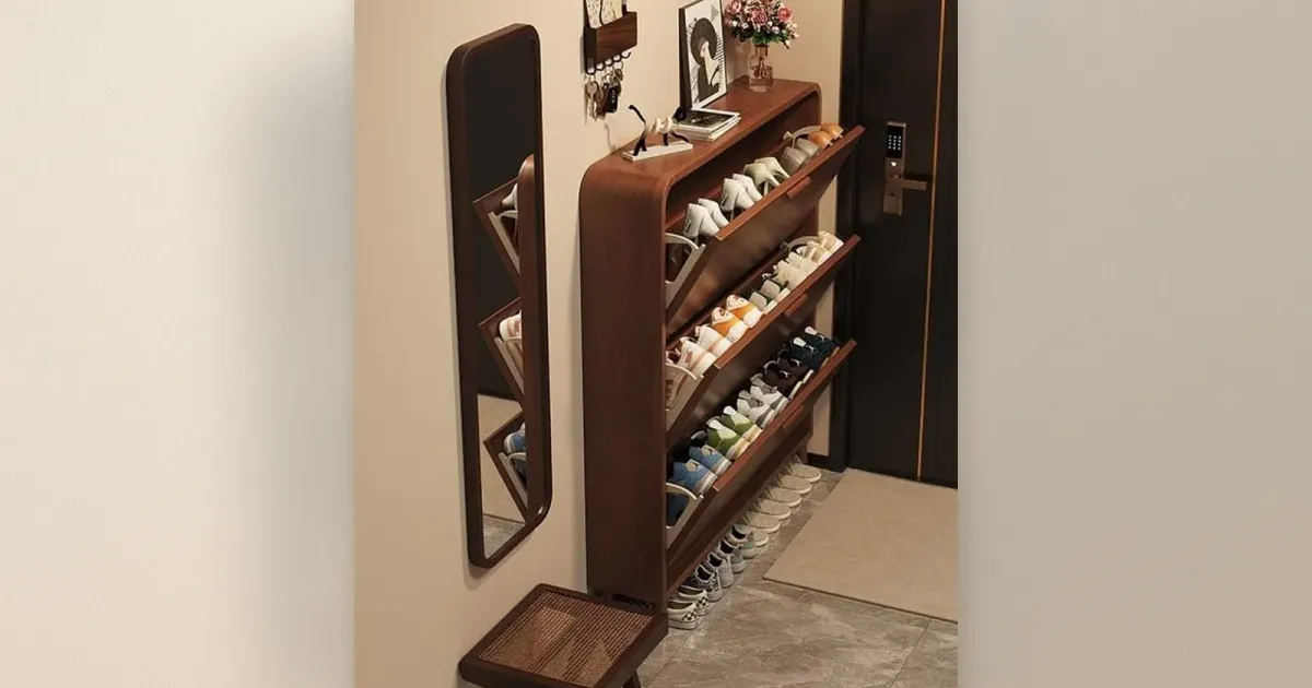 Schmaler hoher Walnuss-Schuhschrank mit Kippschubladen im Eingangsbereich