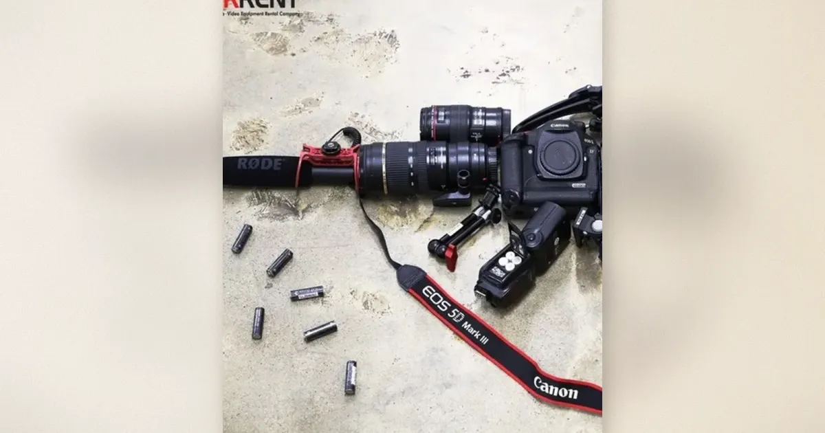 Canon 5D Mark III Video-Rig als Flat Lay mit Rode-Mikrofon, Batteriegriff, Teleobjektiven und Speedlite