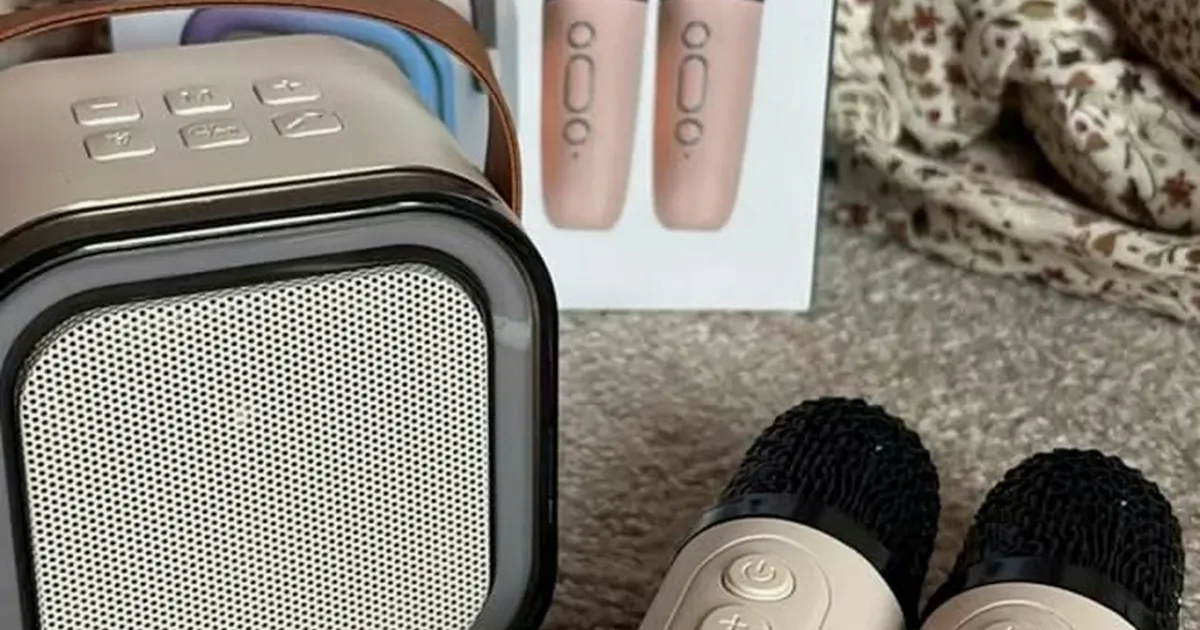 Cremefarbene K12 Karaoke-Maschine mit Karton und zwei Funkmikrofonen
