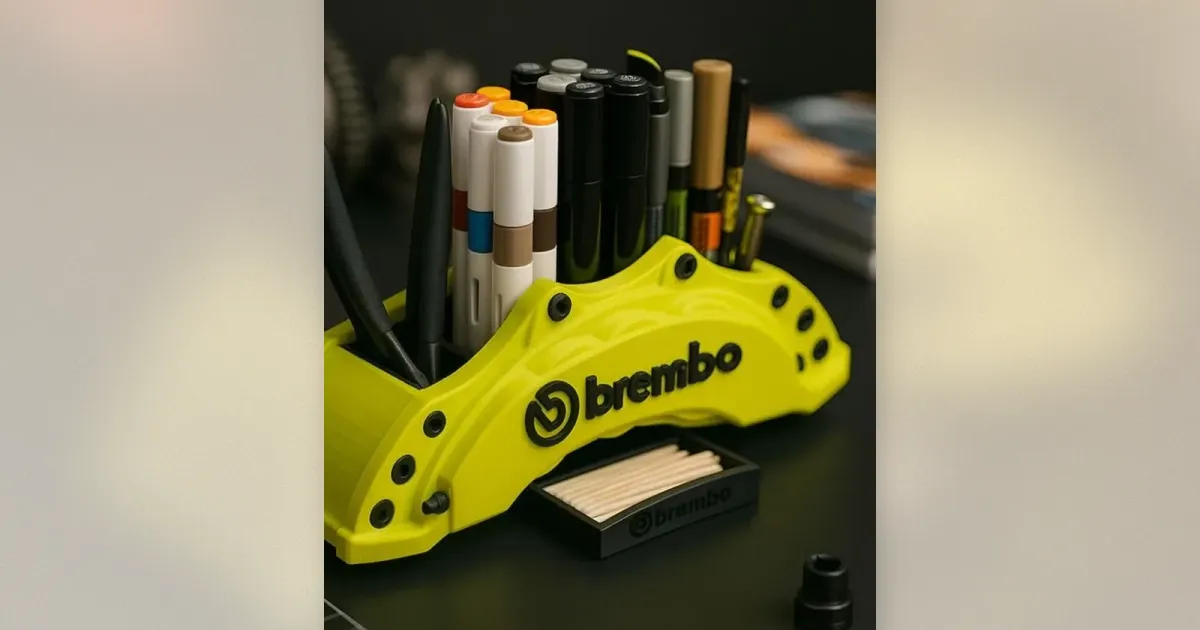 Hellgrüner Brembo-Bremszangen-Stifthalter mit Markern und Werkzeug auf dunklem Schreibtisch