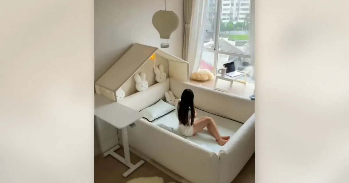 Gemütliche Leseecke mit häuschengerahmtem Baldachin, niedrigem Bett, Wolken-Teppich und Miffy-Plüschtieren
