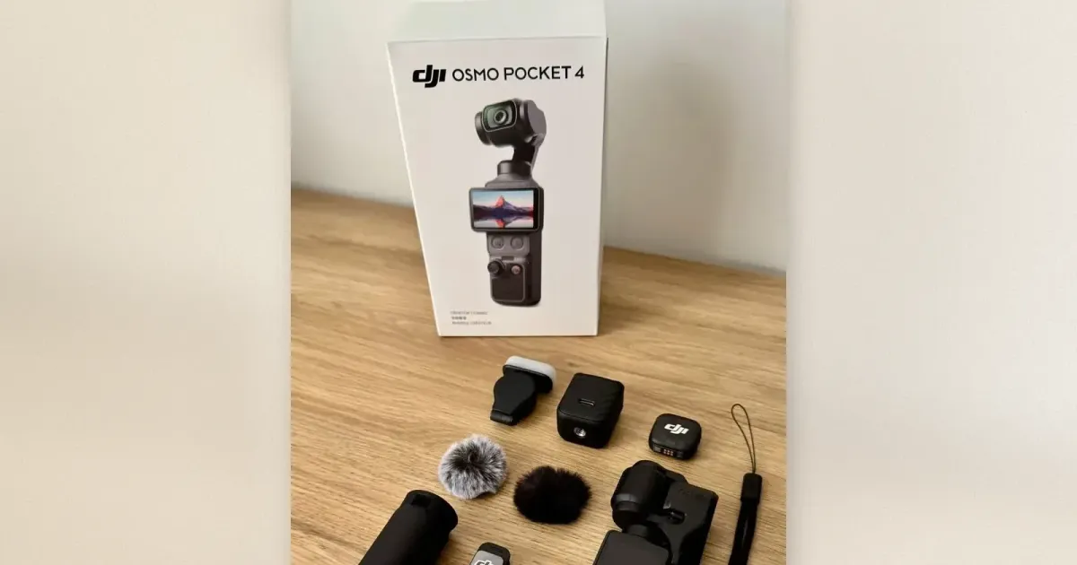 DJI Osmo Pocket 4 Creator Combo Box hinter Kamera, Mikrofon-Sender, Fülllicht und Zubehör auf einem Holztisch