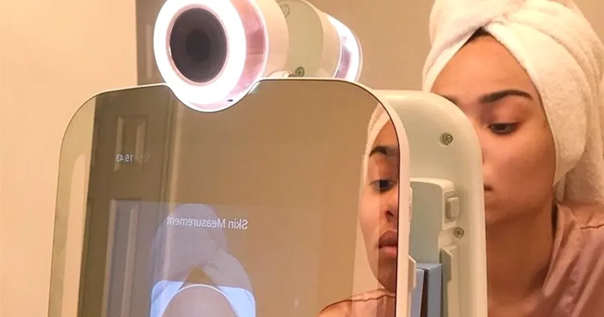 HiMirror Slide smarter Schönheitsspiegel beim Scannen eines Gesichts zur Hautmessung