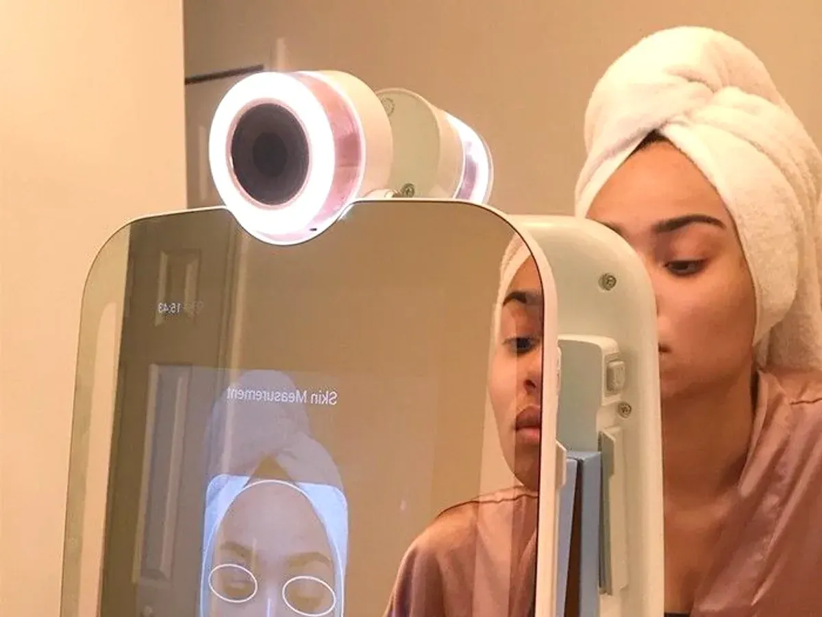 HiMirror Slide smart beauty mirror scanning a face during a skin measurement session