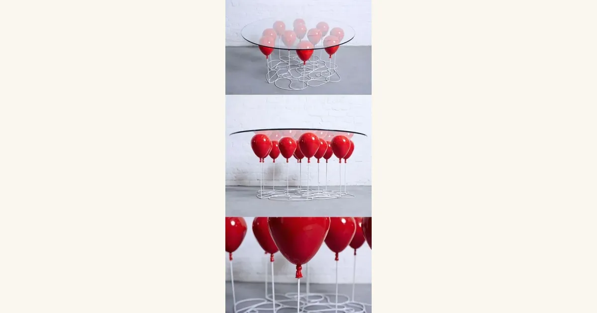 Verspielter Ballontisch mit roten ballonförmigen Beinen, die eine Glasplatte tragen