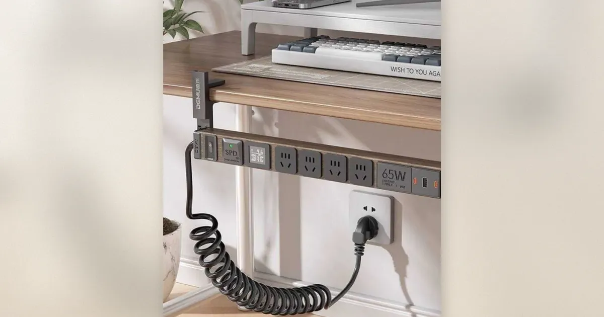 Schreibtisch-Clamp-Stromleiste mit 65W USB-C Schnellladung unter dem Schreibtisch montiert