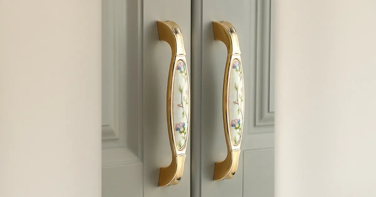 Florale Keramik-Schubladenknöpfe: Gold-Griffe mit weißen Porzellan-Floraleinsätzen auf Küchenschränken