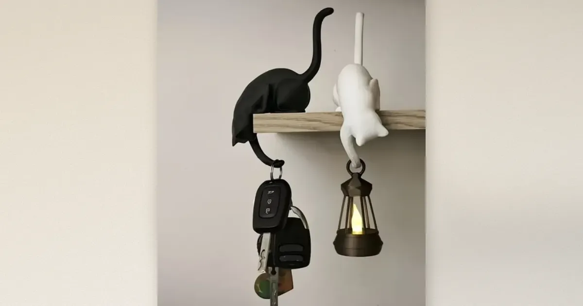 HELP Türstopper-Figur wird von Tür zerdrückt und hält HELP-Schild