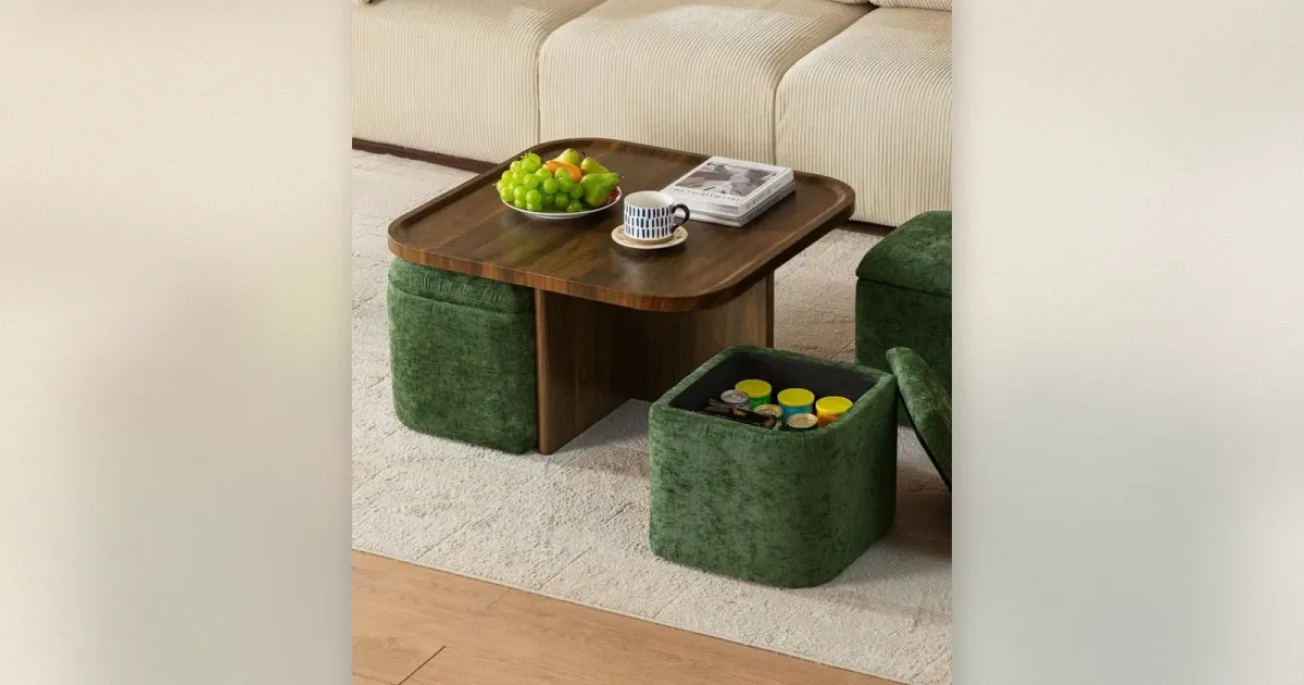 Couchtisch-Set mit grünen Samt-Hockern darunter