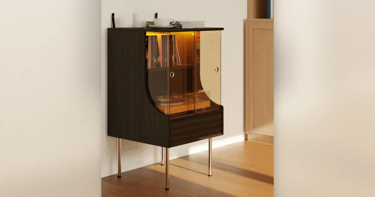 Plattenspieler-Unterstell mit bernsteinfarbener Glastür, LED-Beleuchtung und dunklem Holz