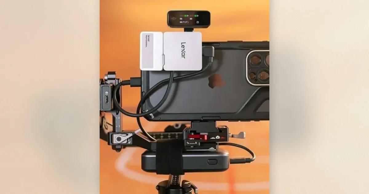 iPhone am Gimbal-Rig mit zwei Lexar externen SSDs, Monitor oben und angeschnallter Powerbank