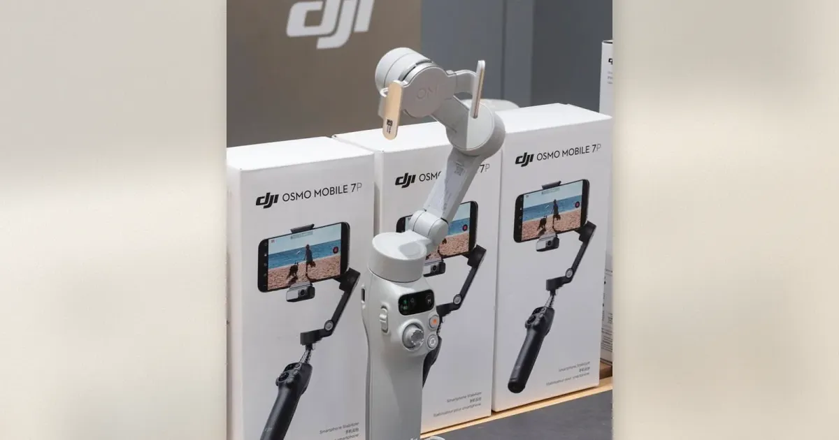 DJI Osmo Mobile 7P Smartphone-Gimbal in Grau auf einem Display-Ständer vor Retail-Boxen
