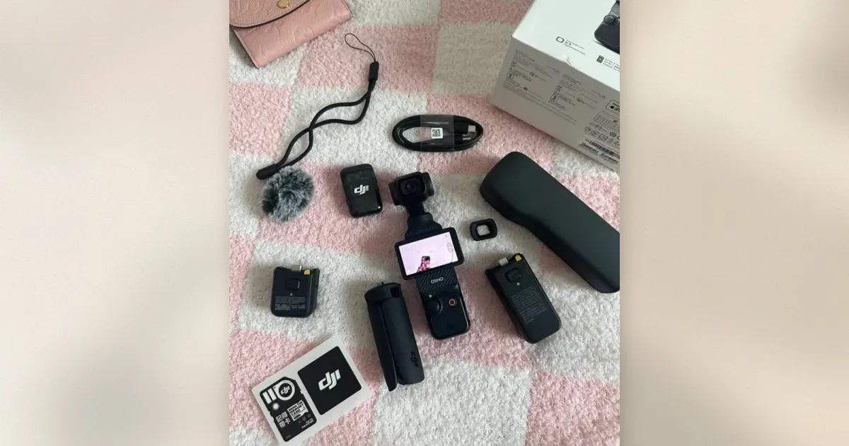 DJI Osmo Pocket 3 Creator Combo mit Batteriegriff, Akkus und DJI Mic 2 Sender ausgelegt