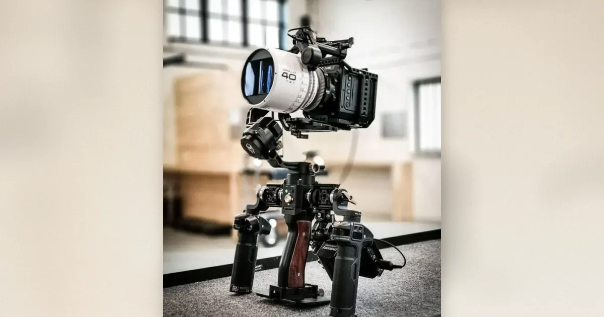 Kino-Rig mit Z CAM-Body, weißem Xelmus-Apollo-Anamorphoten und Doppelgriff-Gimbal-Stütze
