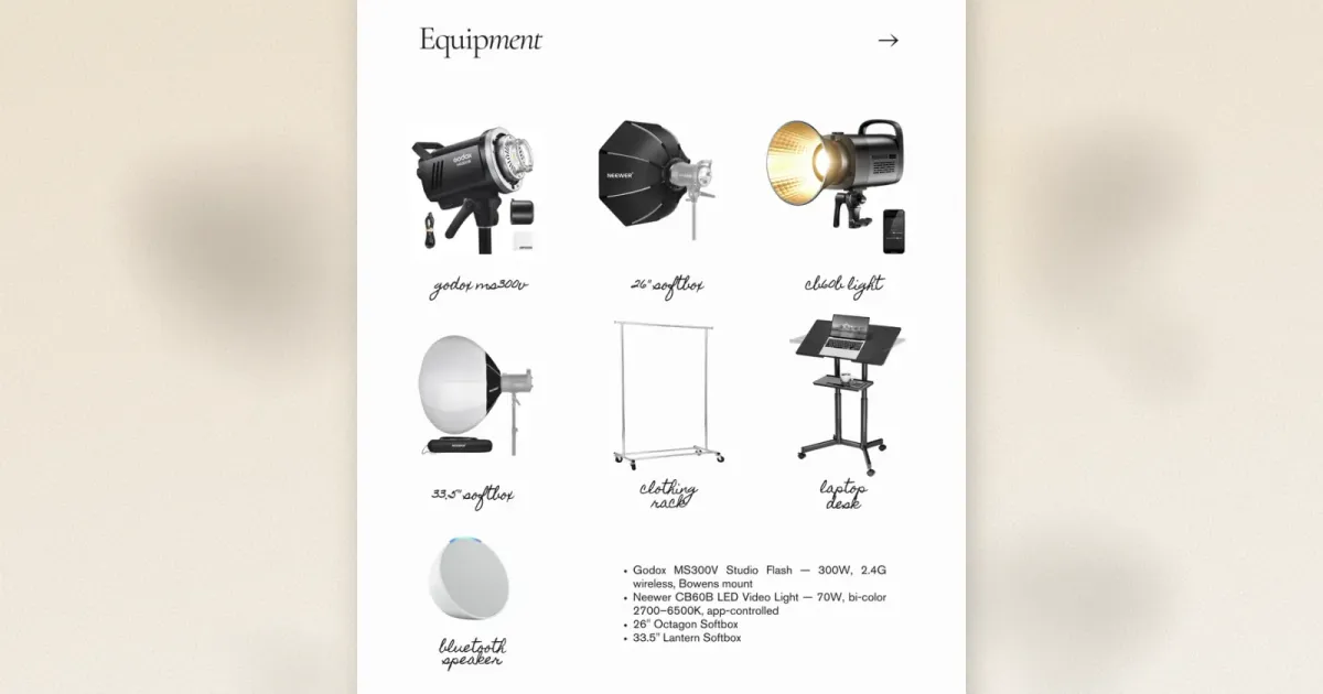 Home Studio Equipment Layout mit Godox Blitz, Neewer LED, Softboxen, Kleiderstange, Laptop-Tisch und Bluetooth-Lautsprecher