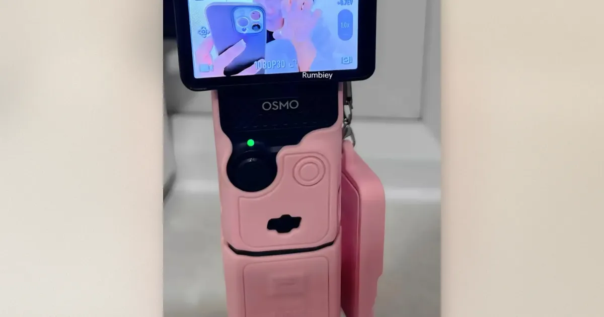 DJI Osmo Pocket 3 in einer rosa Silikon-Schutzhülle auf einem Mini-Stativ