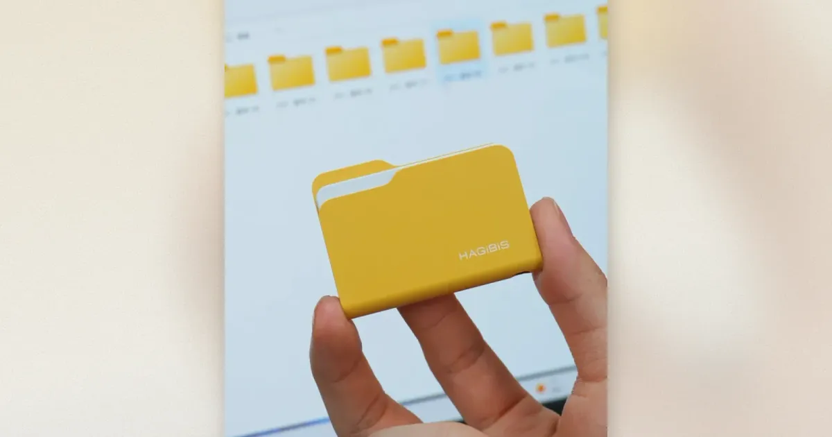 Gelbes Hagibis SSD-Gehäuse im Ordner-Design mit weißer Papierecke, gestaltet wie ein Desktop-Ordner