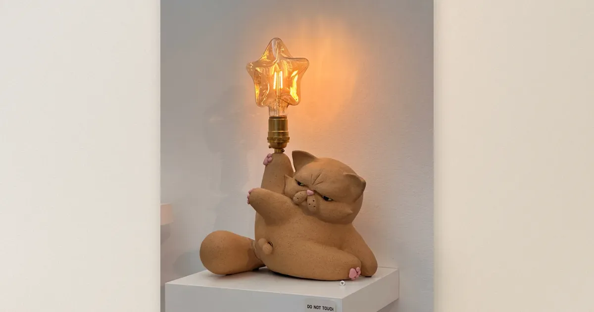 Kerzenleuchter in Katzenform: grantige Katzenfigur mit sternförmiger Edison-Glühbirne