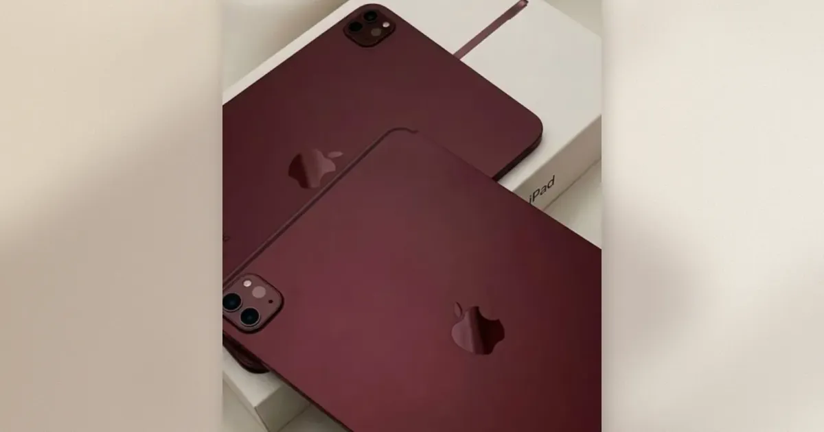 Zwei mit dunkelbordeauxrotem Vinyl umhüllte iPad Pros auf einer iPad-Verpackung und hellem Stoff