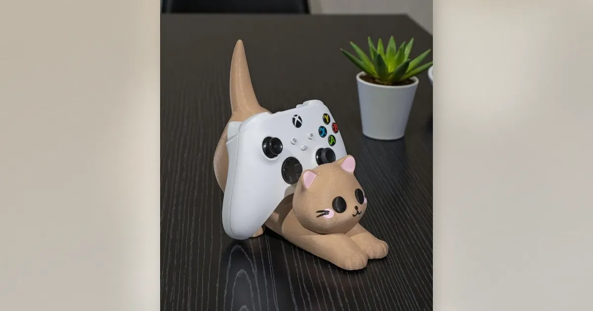 Katzen-Controller-Ständer mit Xbox-Controller auf gewölbtem Rücken