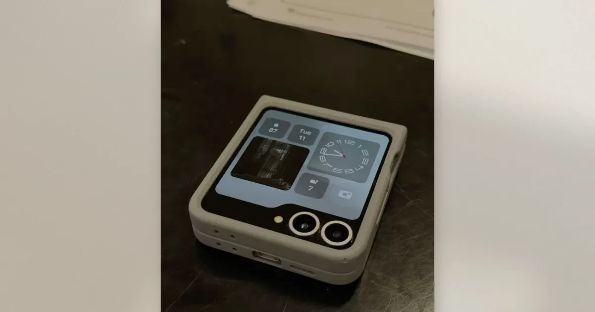 Samsung Galaxy Z Flip 7 halb gefaltet im Flex Mode mit Widgets auf dem Cover-Display