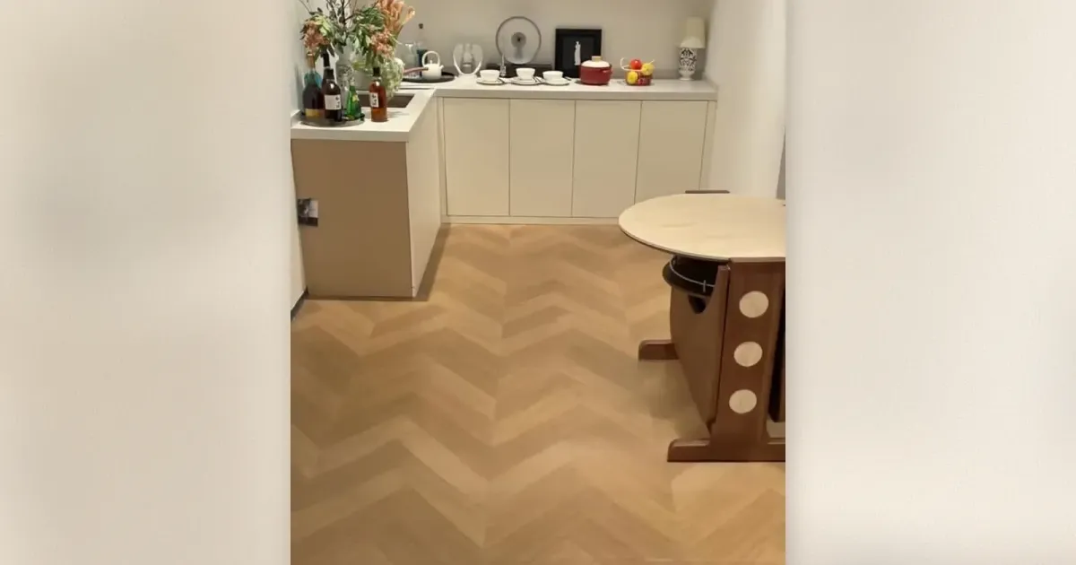 Fischgrät-Vinylboden, helle Klebeplanken in der Küche