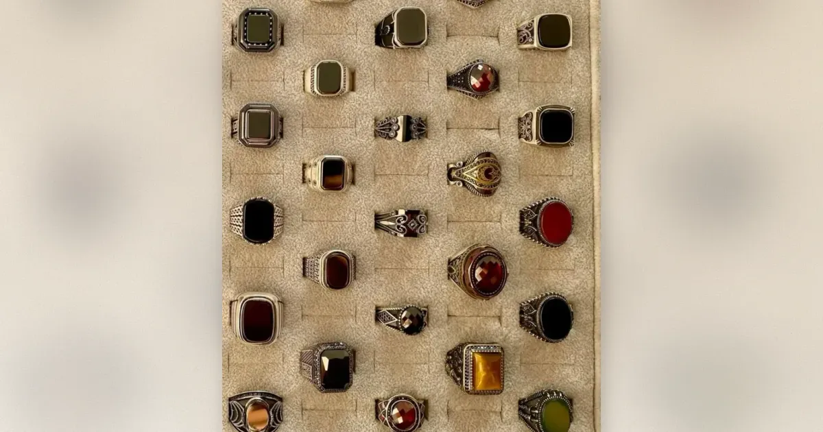 Tablett mit osmanischen 925er Silber-Herrenringen mit Onyx, Bernstein, Granat und Tigerauge
