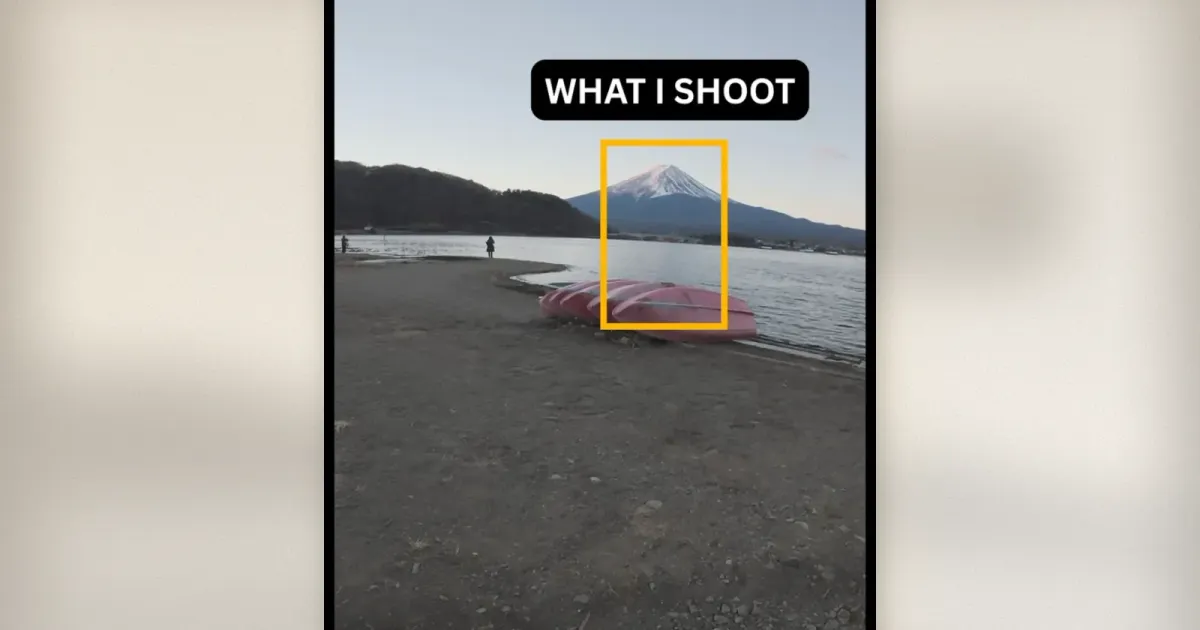 Mount Fuji vom Seeufer mit rosa Booten am Ufer und ruhigem Wasser