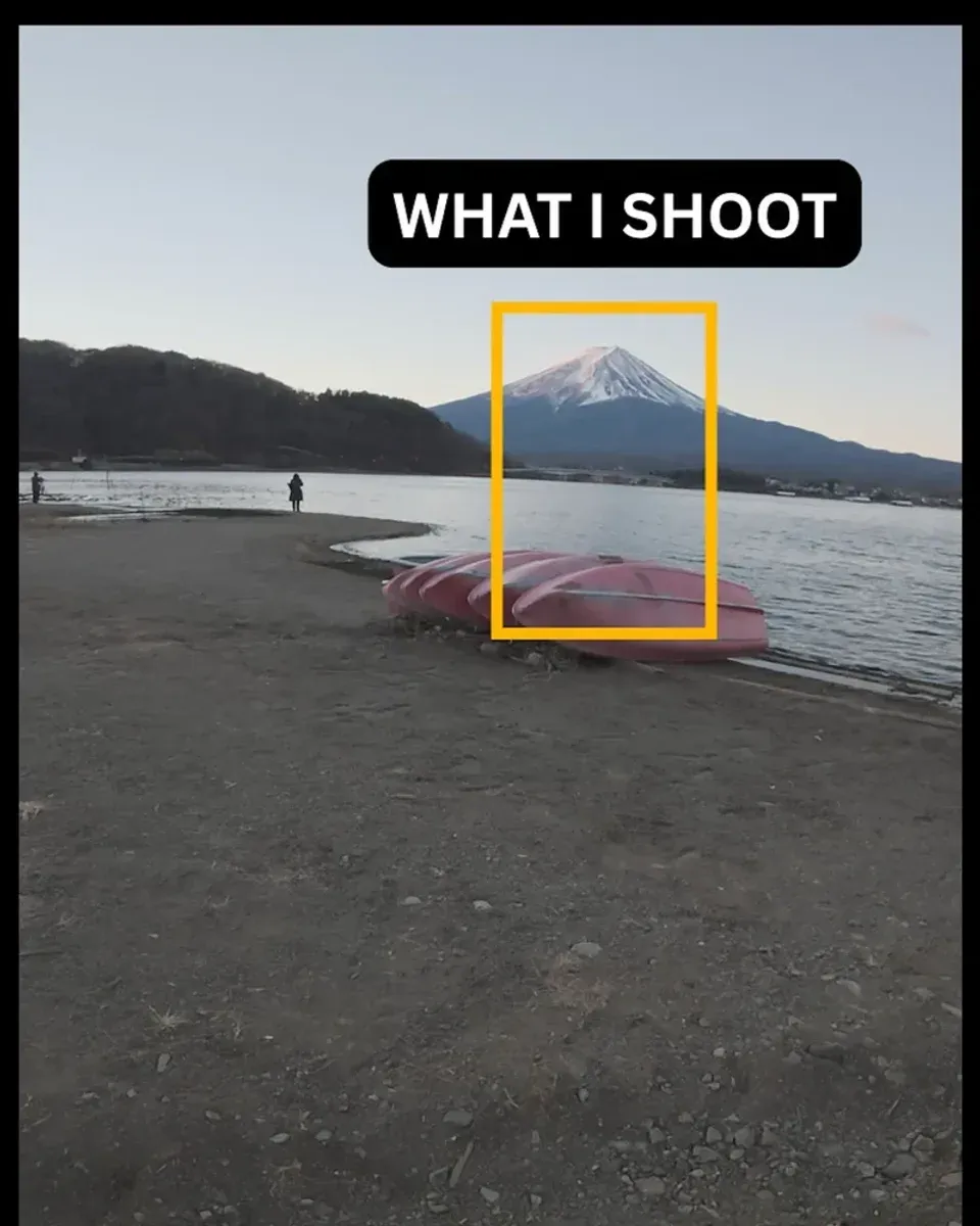 Nahaufnahme der Bergspiegelung im stillen Seewasser bei Morgengrauen