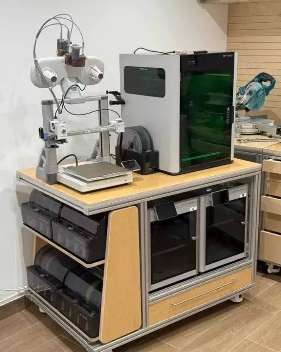 Detail der Filament-Trockenboxen mit digitalen Feuchtigkeitsanzeigen