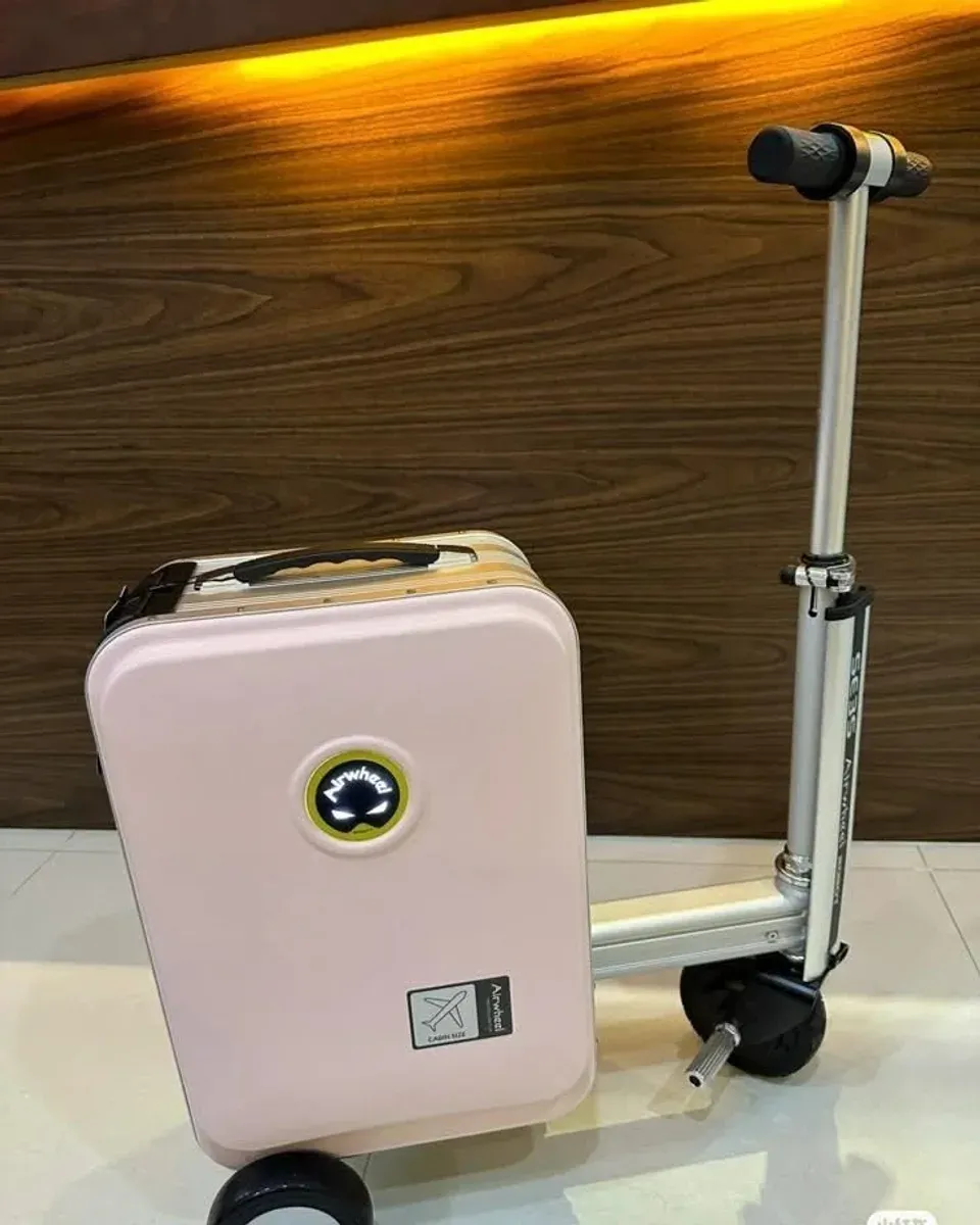 Close-up of the Airwheel SE3S handlebar telescoping out of the case with the black rubber grip