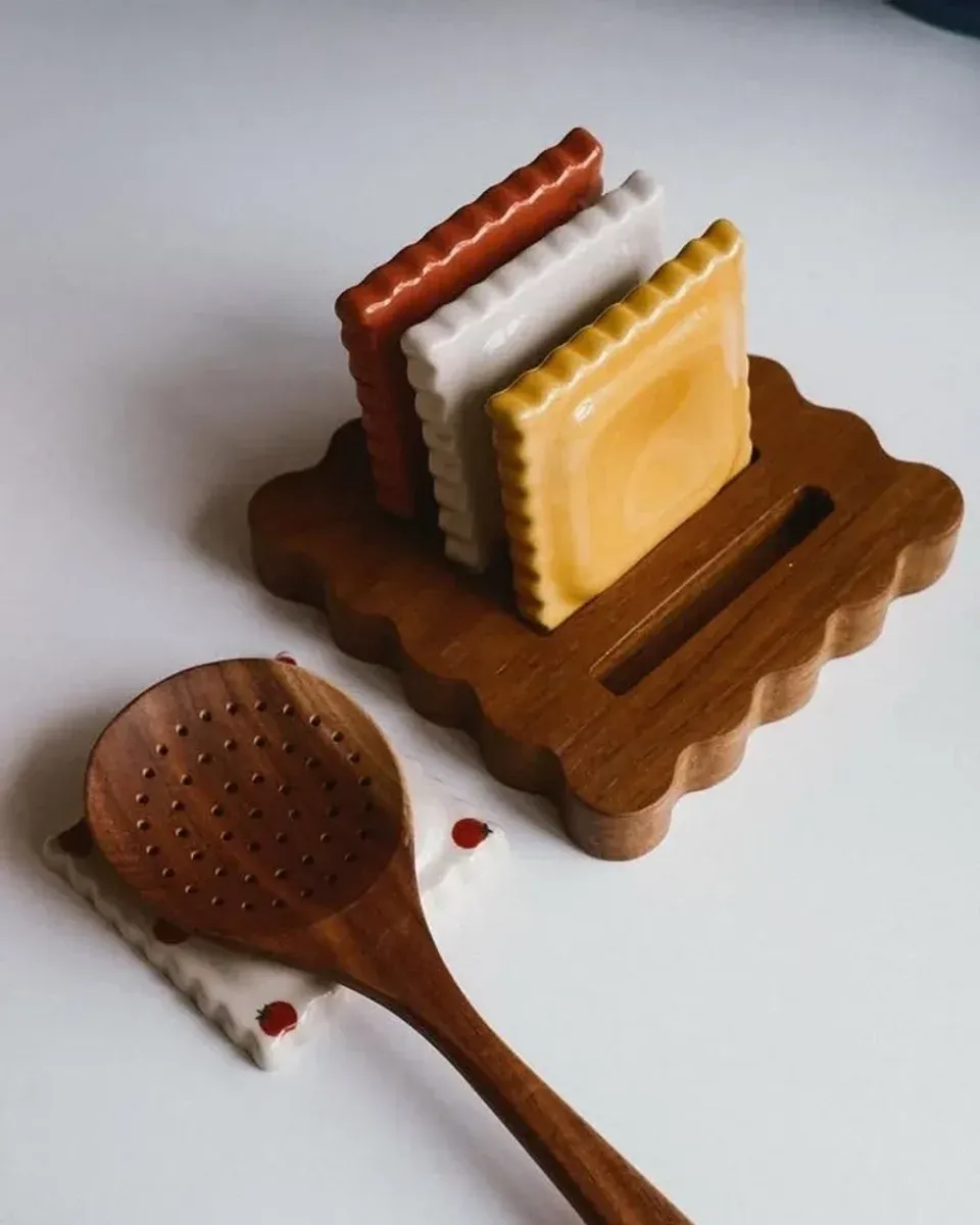 Nahaufnahme einer Keramik-Keks-Platte als Löffelablage