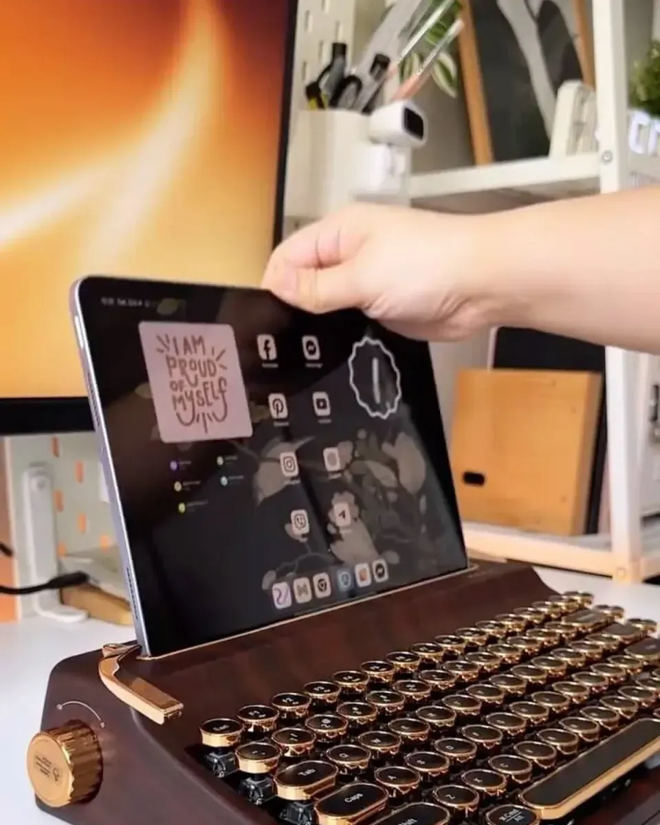Detailaufnahme des Tablet-Ständer-Schlitzes und der runden mechanischen Tastenkappen