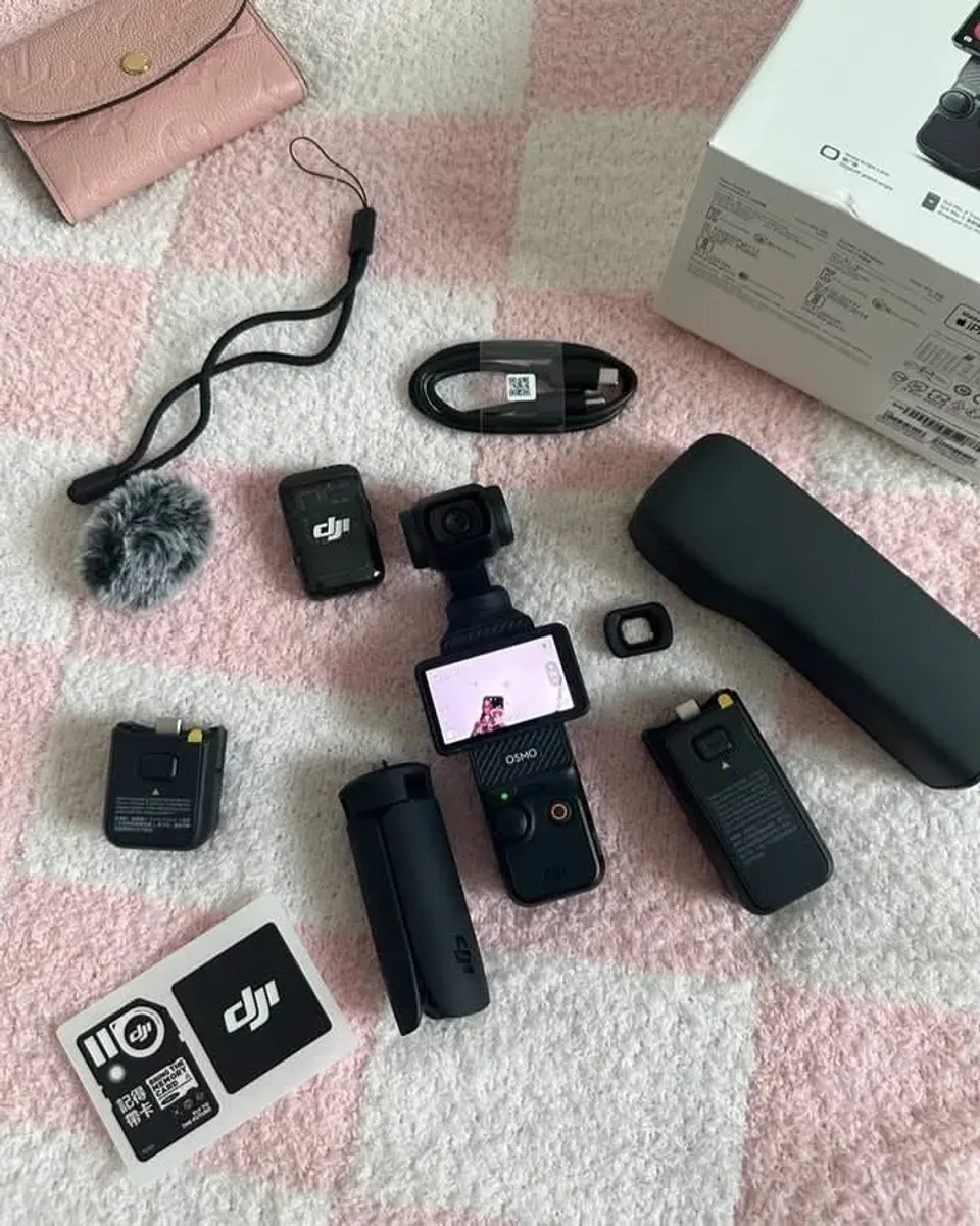 Battery handle and spare battery for the Osmo Pocket 3