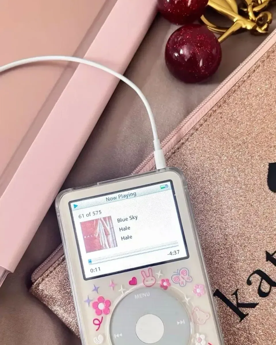 Nahaufnahme des Click Wheel vom iPod Classic im transparenten Case mit Kawaii-Stickern um die Bedienelemente