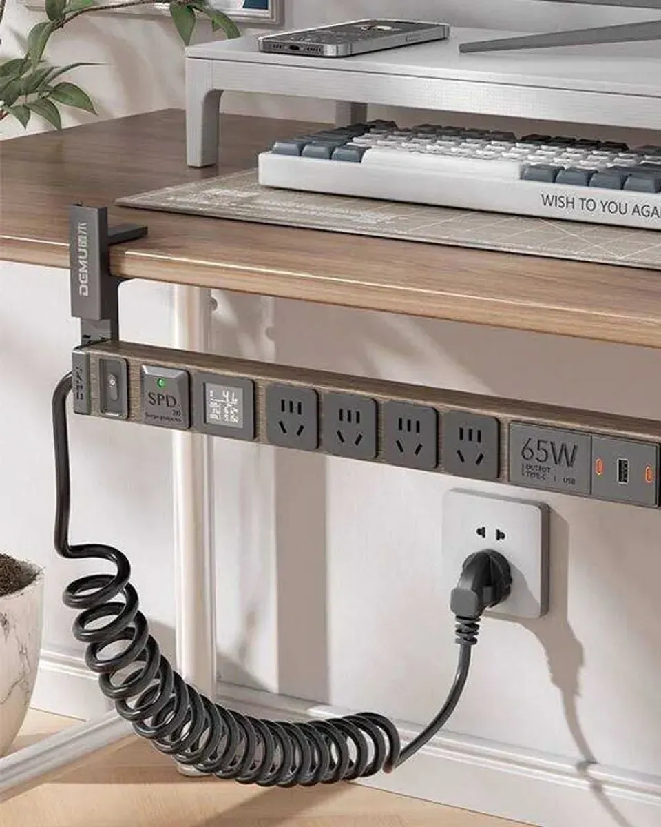Nahaufnahme des Clamp-Mechanismus und der USB-C-Ports