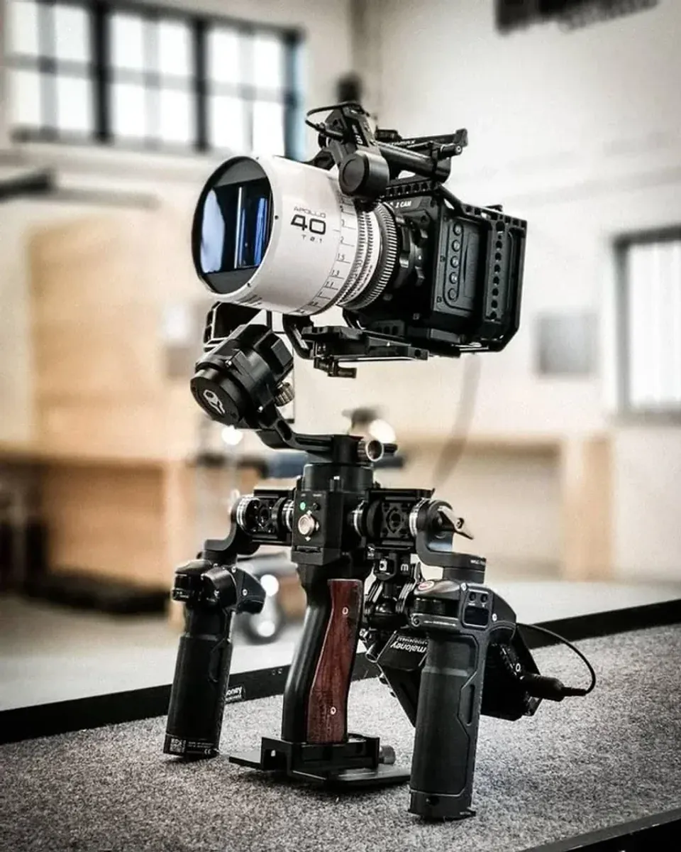 Front view of the build showing the Apollo 40 T2.1 barrel, follow focus motor, and wooden center grip