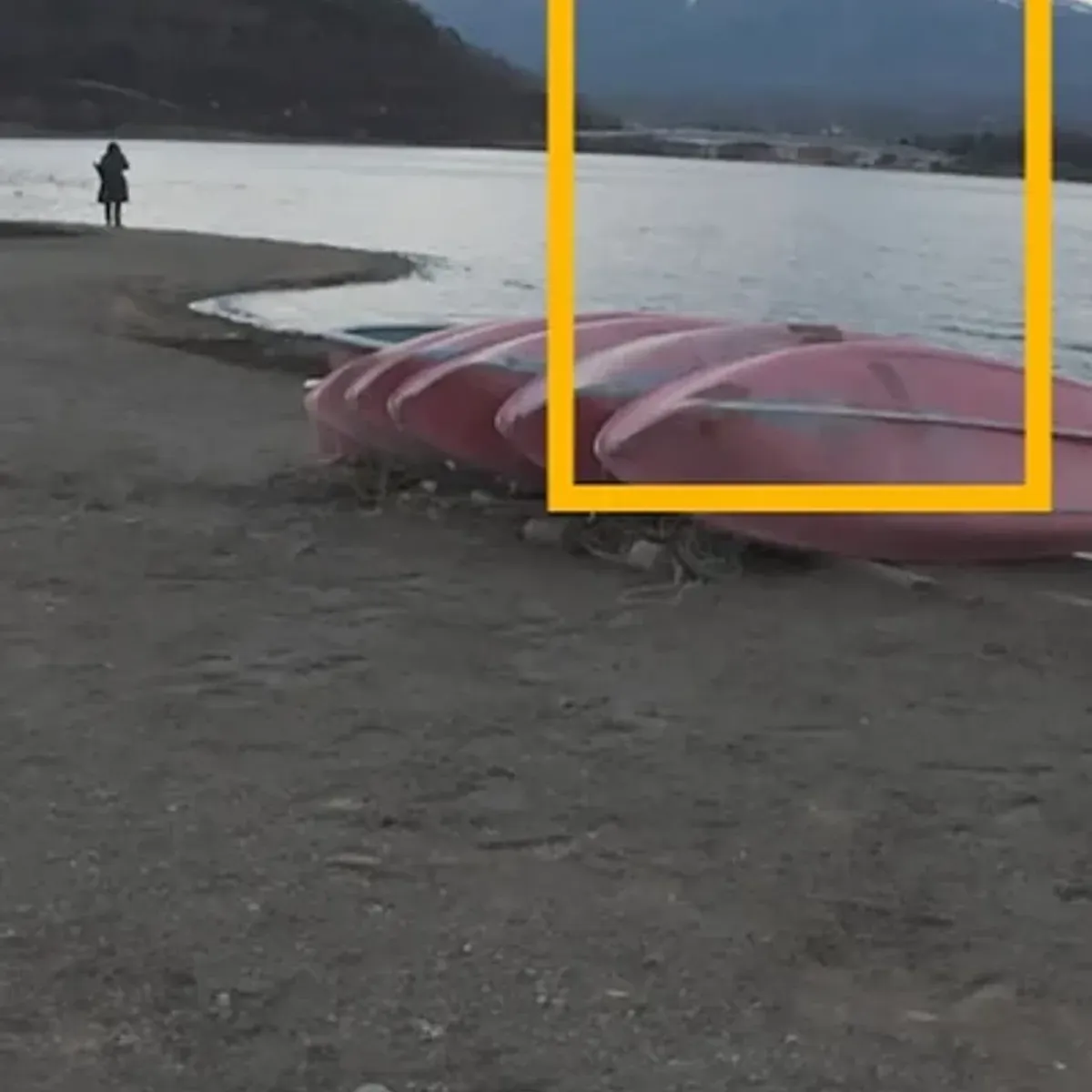 Kameraausrüstung am Seeufer für die Fotografie des Mount Fuji