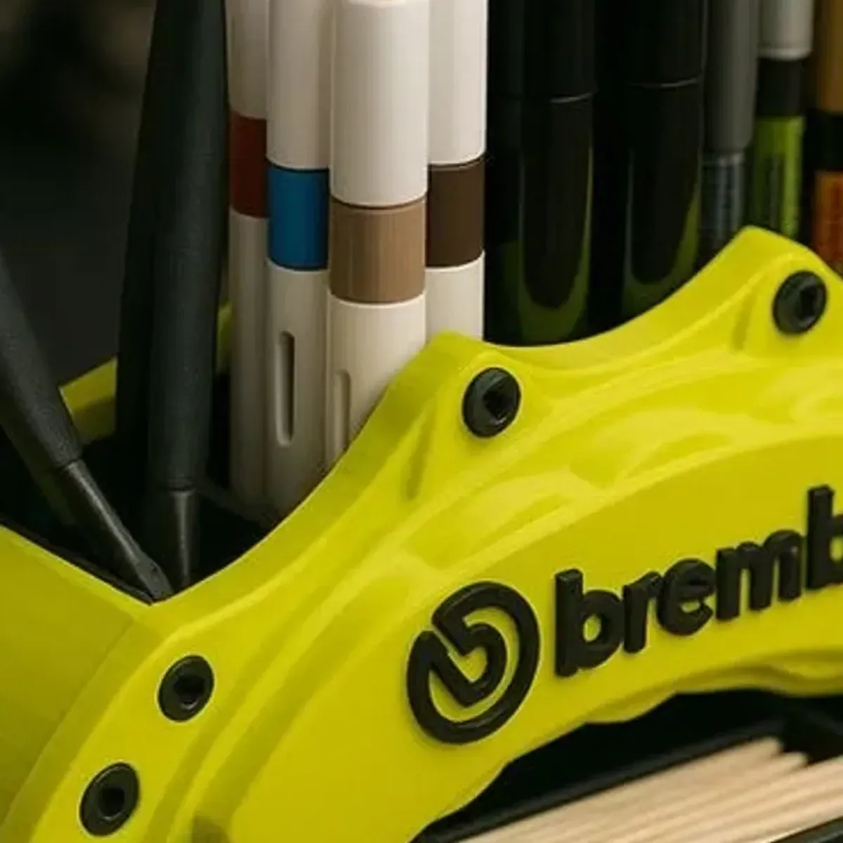 Detail des Brembo-Logos auf der Zangenbrücke und der Sechskantschrauben-Akzente