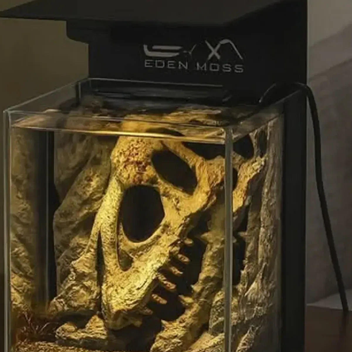 Detail der schwarzen LED-Kappe und des Filterschlitzes am Eden Moss Nano-Aquarium
