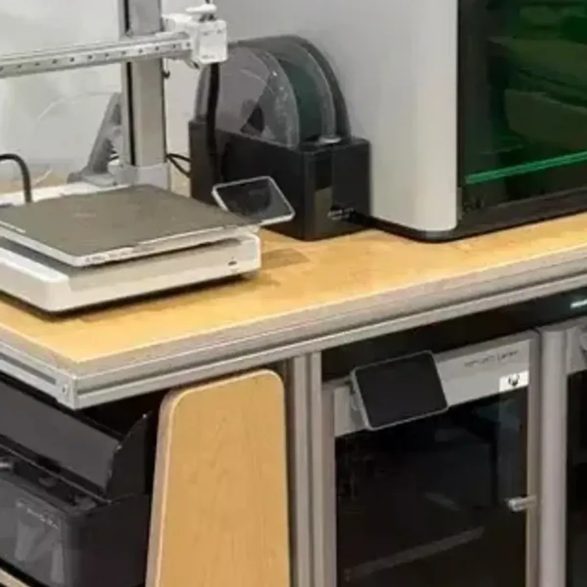 Seitenansicht der Workstation mit Rollen und Aufbewahrungsboxen